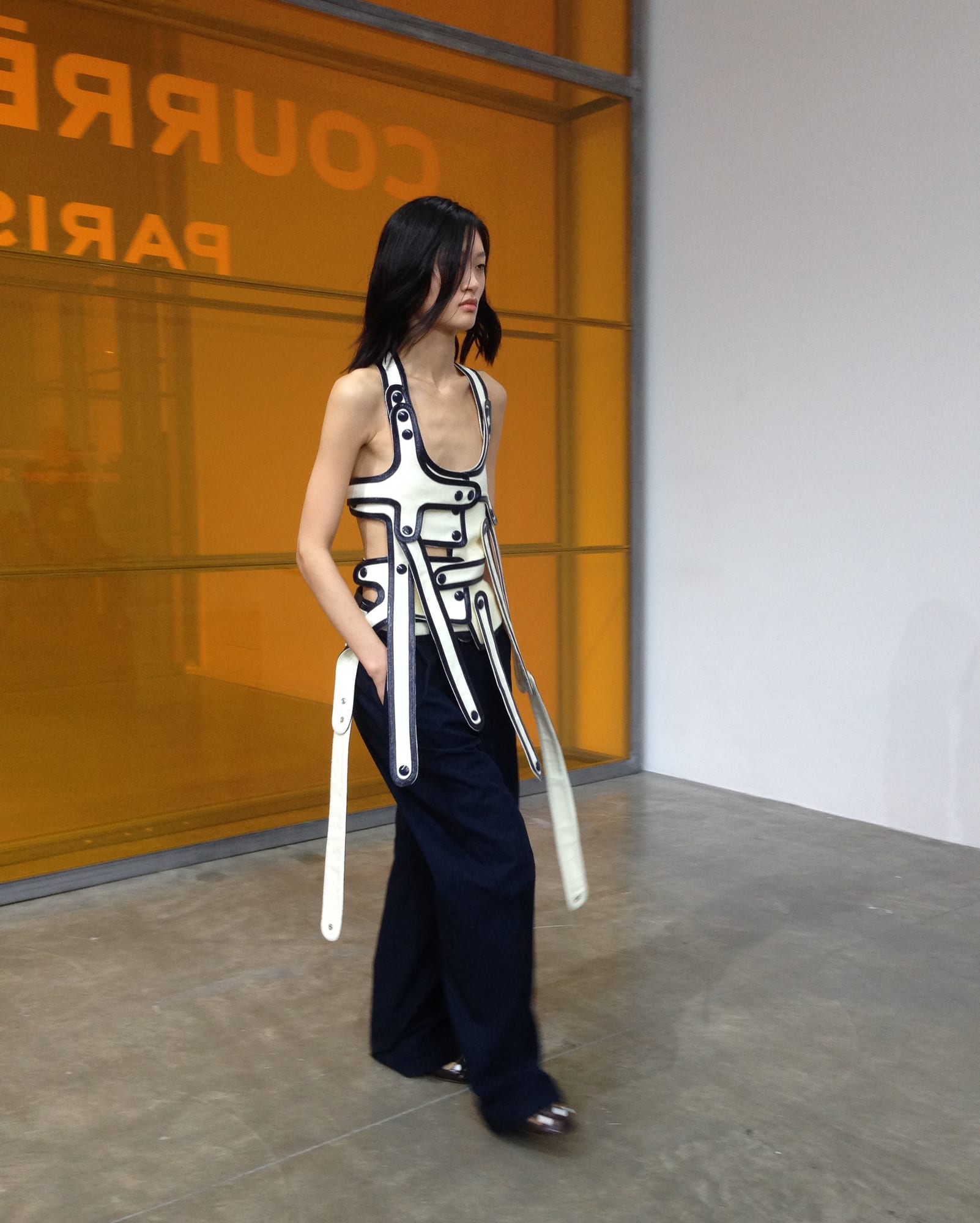 아이폰 5c로 담은 꾸레쥬의 미래 — courreges, Look 7