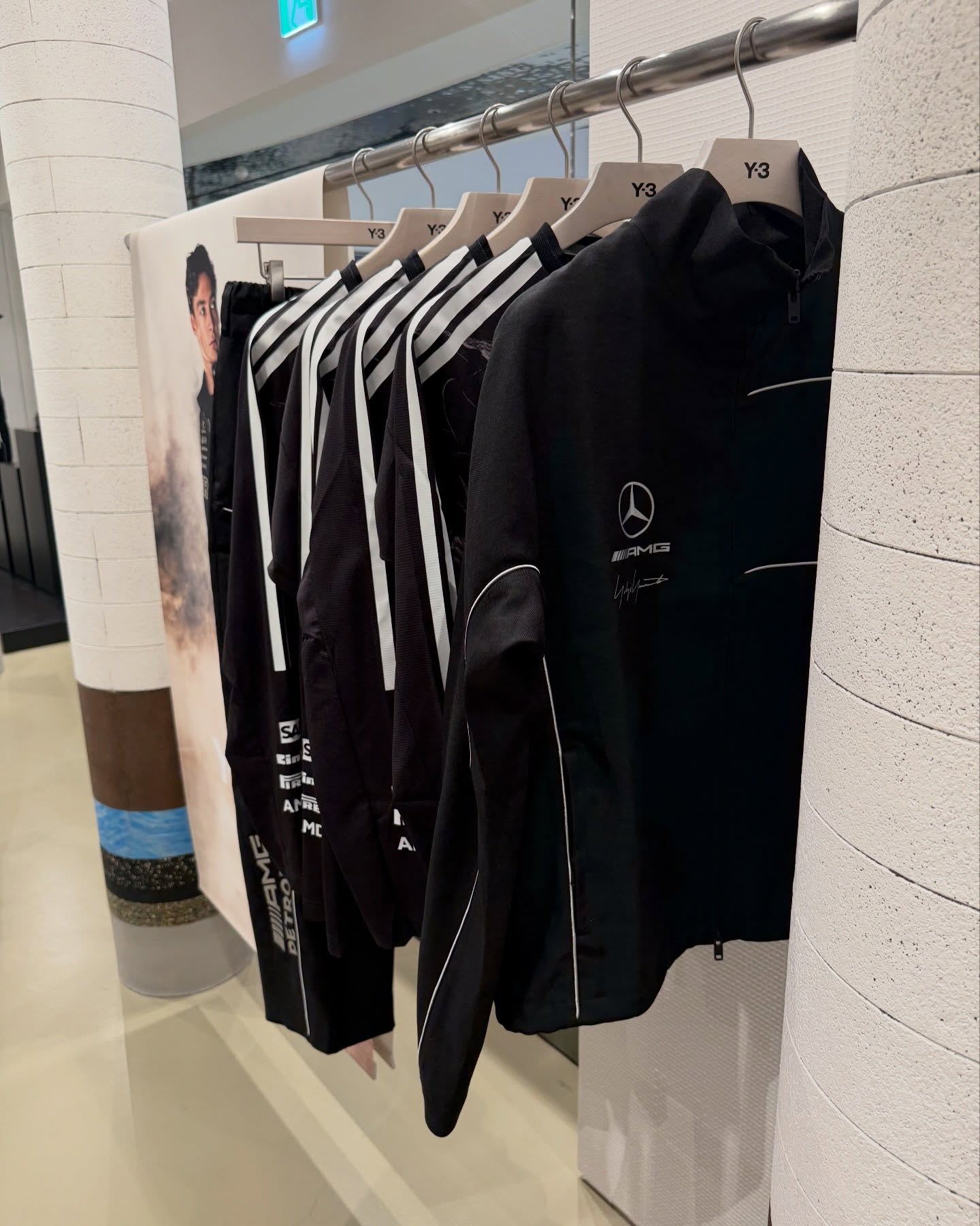 Y-3, 메르세데스-AMG F1 협업 캡슐 더현대 서울 단독 공개 — Look 4