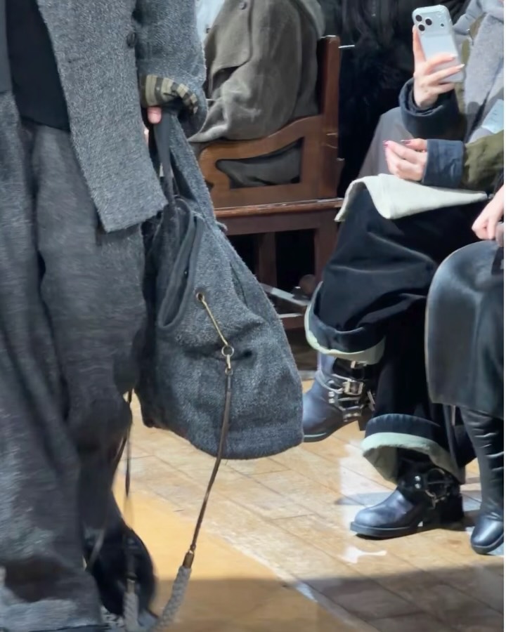 지기 첸 26FW, 레이어를 풀어 공기를 들이다 — Look 2