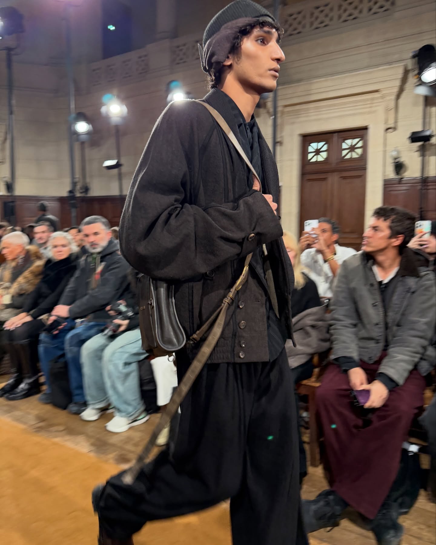 지기 첸 26FW, 레이어를 풀어 공기를 들이다 — Look 5