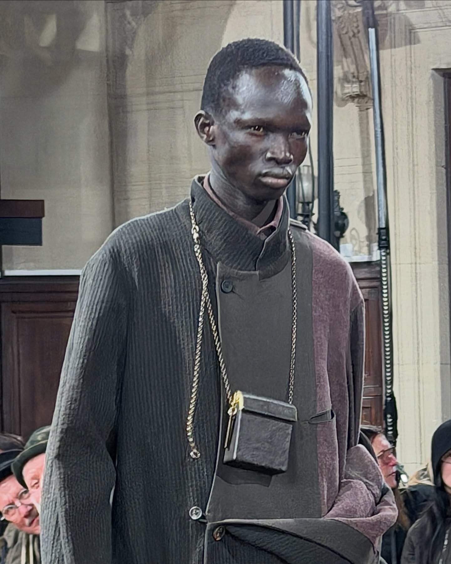 지기 첸 26FW, 레이어를 풀어 공기를 들이다 — Look 7