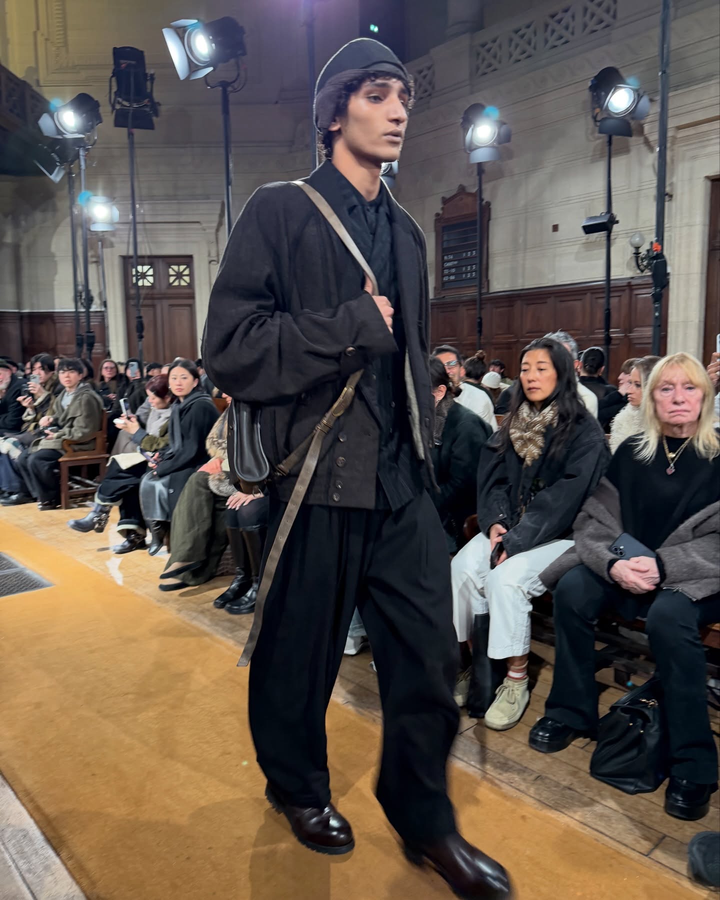 지기 첸 26FW, 레이어를 풀어 공기를 들이다 — Look 9