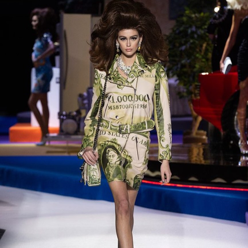 모스키노 2019 게임쇼 컬렉션, 천박한 부의 과시를 풍자하다 — Look 3