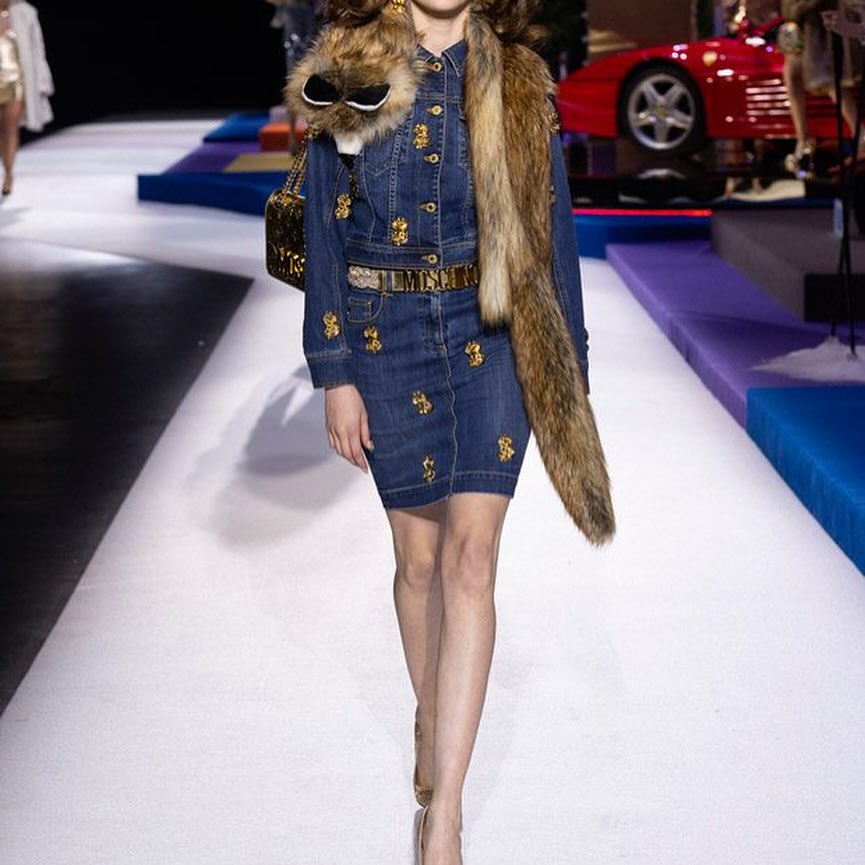 모스키노 2019 게임쇼 컬렉션, 천박한 부의 과시를 풍자하다 — Look 5
