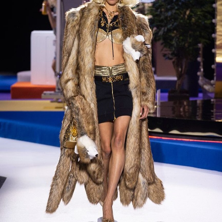 모스키노 2019 게임쇼 컬렉션, 천박한 부의 과시를 풍자하다 — Look 6