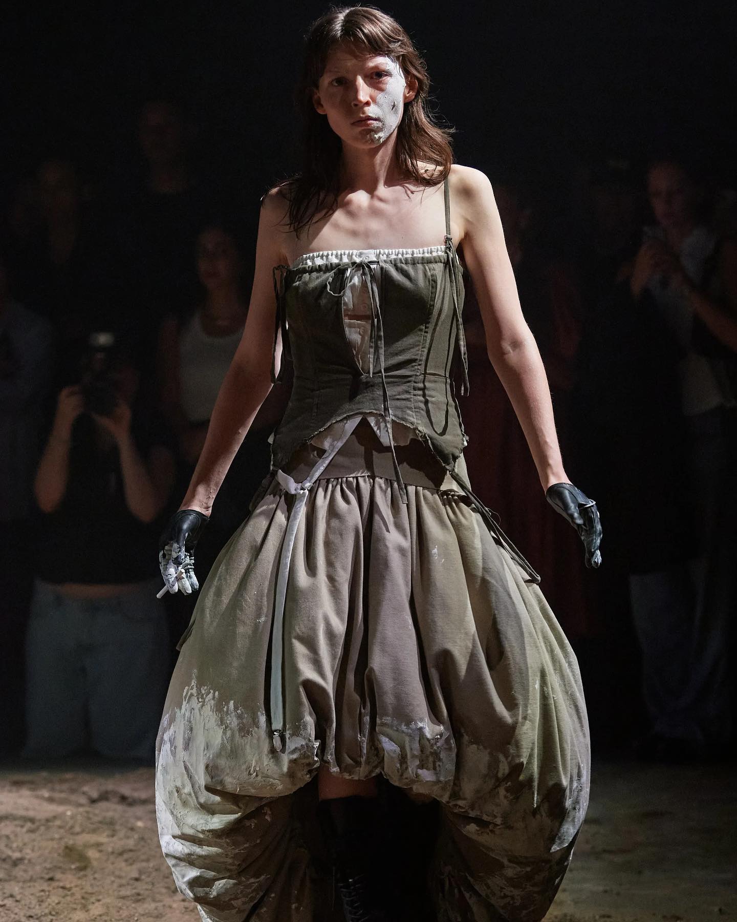 진흙 속 런웨이, 엘레나 벨레즈의 야생적 퍼포먼스 쇼 — Cover