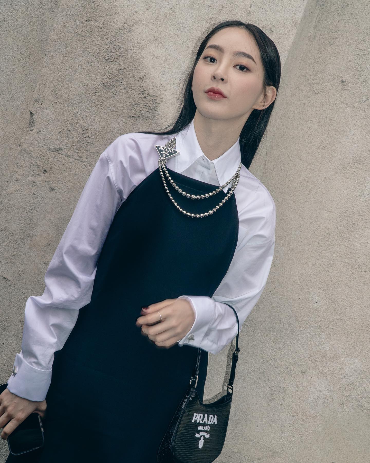 밀라노 패션 위크의 거리, 올블랙 시크함의 정석 — Look 3