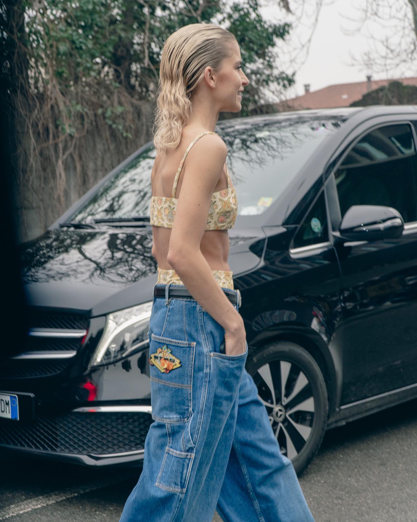 밀라노 패션 위크의 거리, 올블랙 시크함의 정석 — Look 5