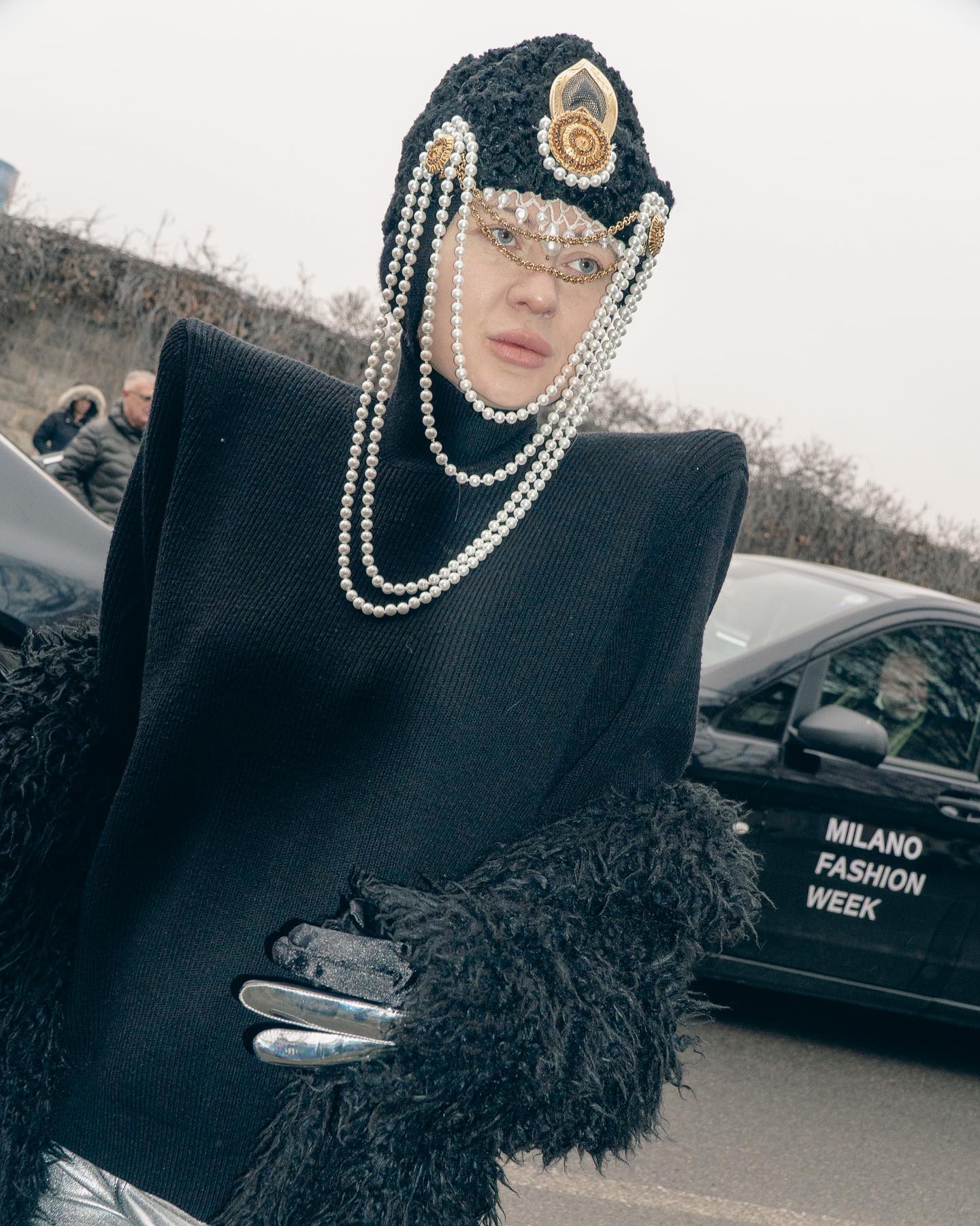 밀라노 패션 위크의 거리, 올블랙 시크함의 정석 — Look 9
