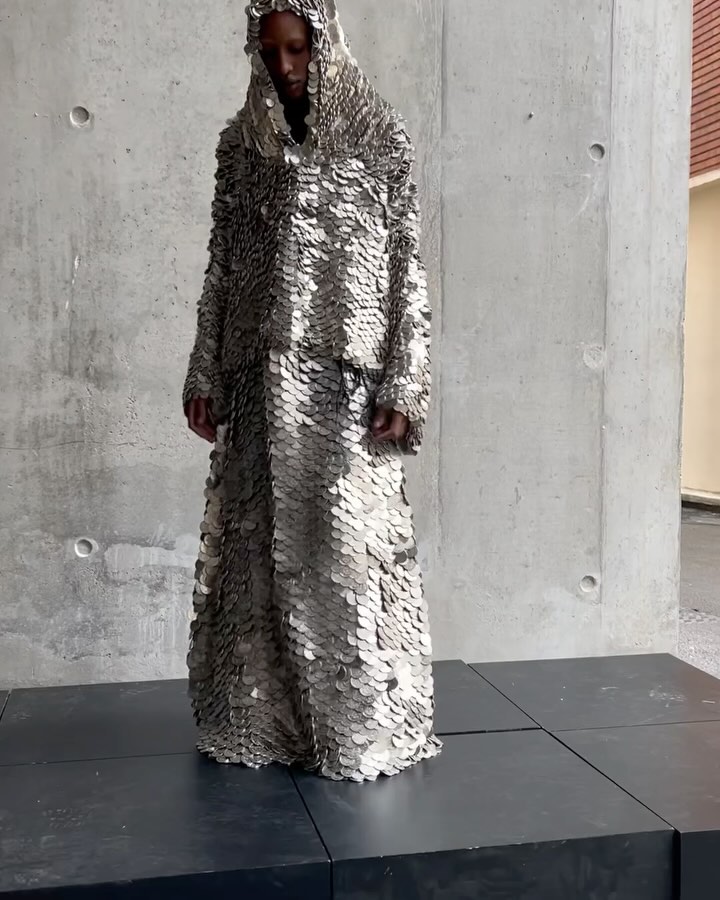 72kg 동전 드레스로 난민 여성의 이야기를 담다 — Look 5