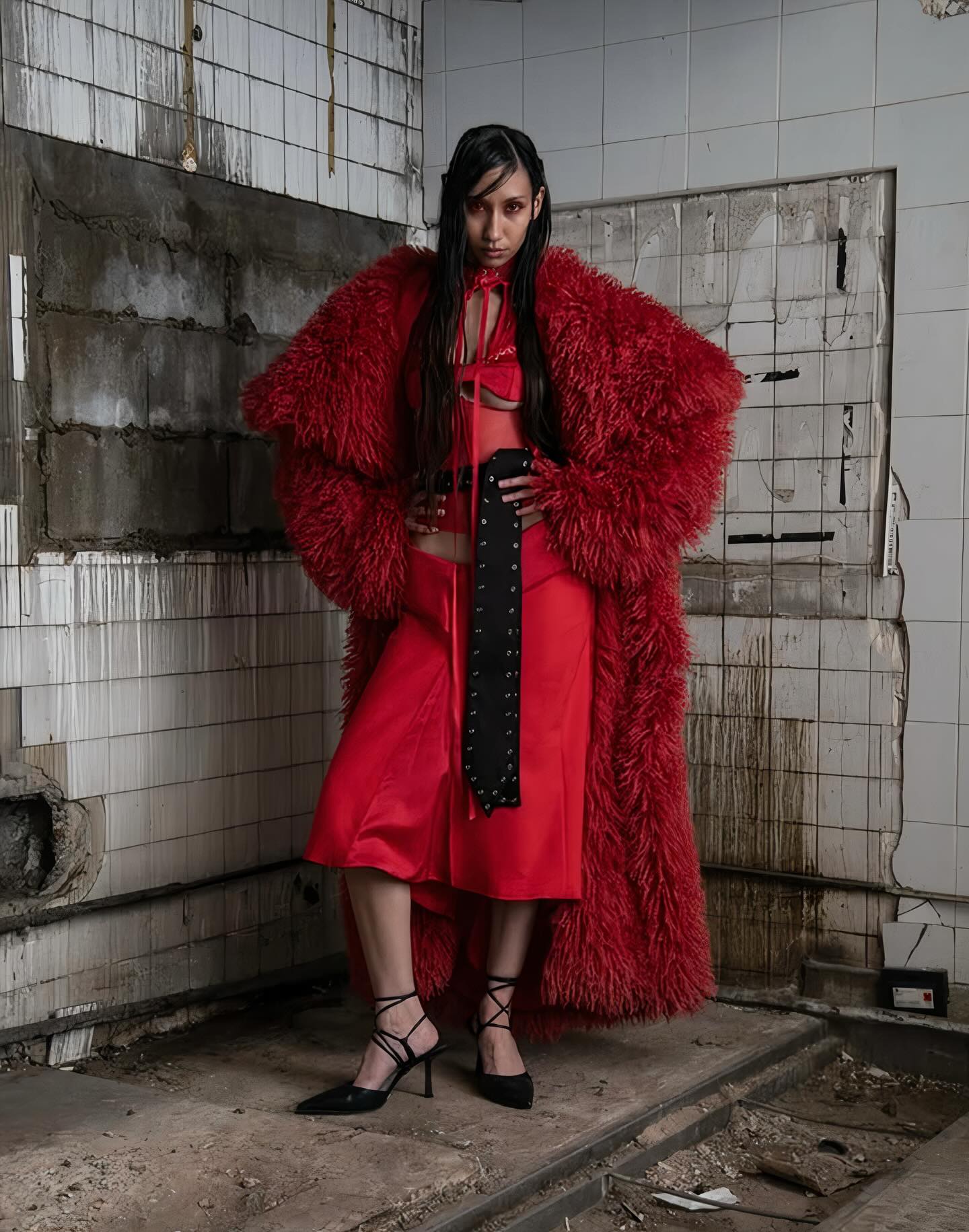 주다씸, SS26 '로스트 하이웨이'로 선보인 포스트 아포칼립스 고딕 — Look 3