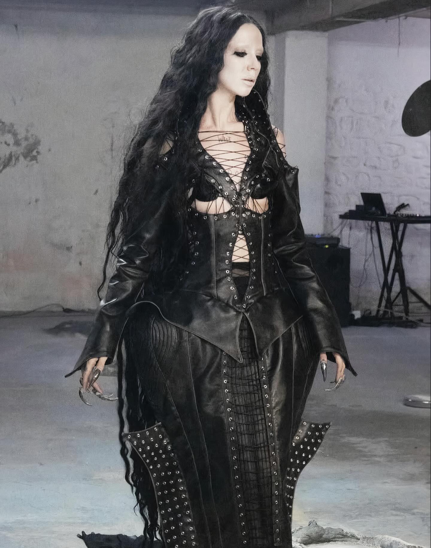 주다씸, SS26 '로스트 하이웨이'로 선보인 포스트 아포칼립스 고딕 — Look 9