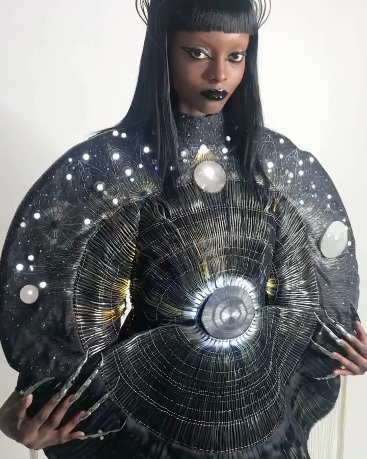 1000시간의 빛, 클라라 다귄의 LED 패션 — Look 2