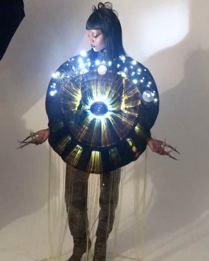 1000시간의 빛, 클라라 다귄의 LED 패션 — Look 3