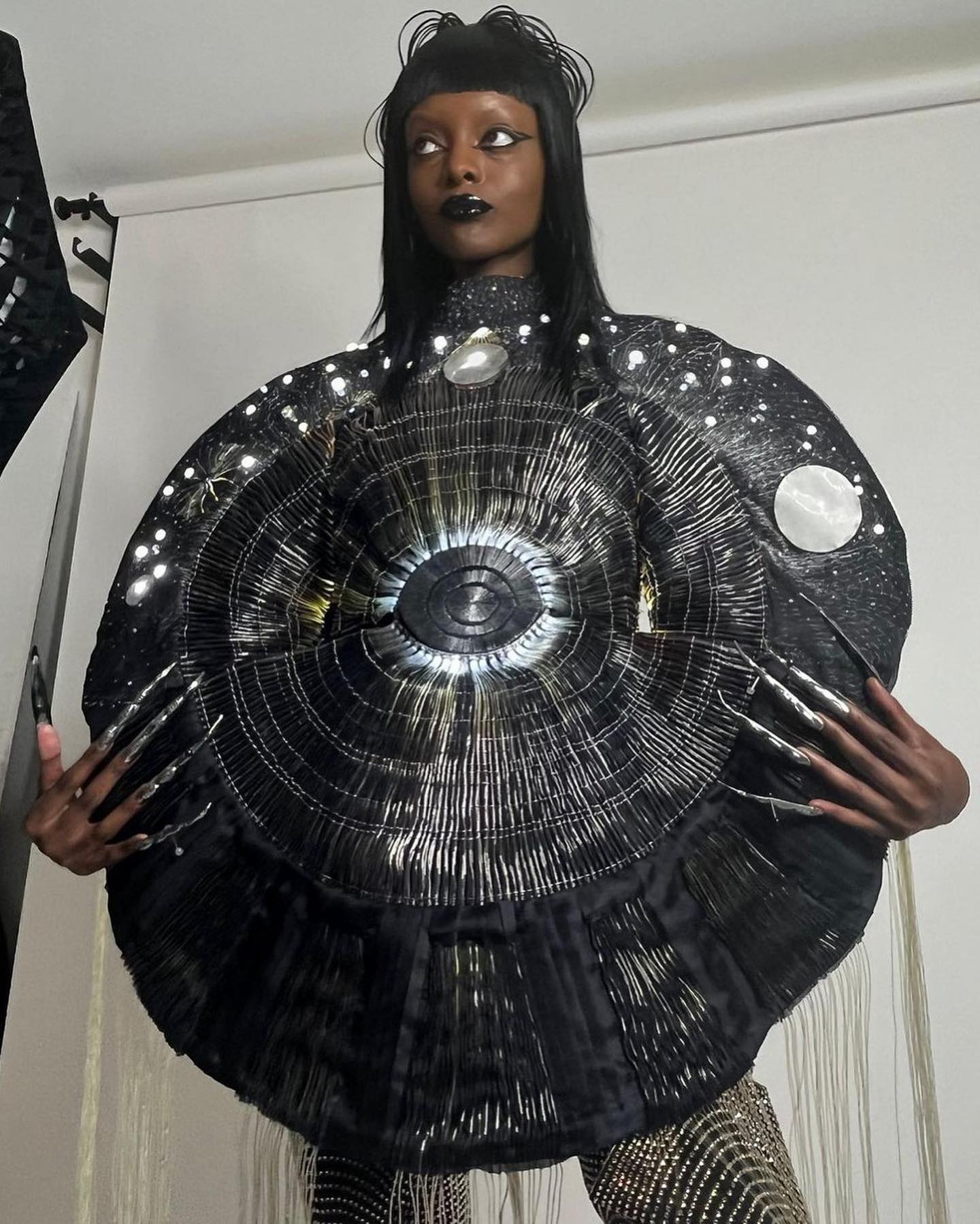 1000시간의 빛, 클라라 다귄의 LED 패션 — Look 4