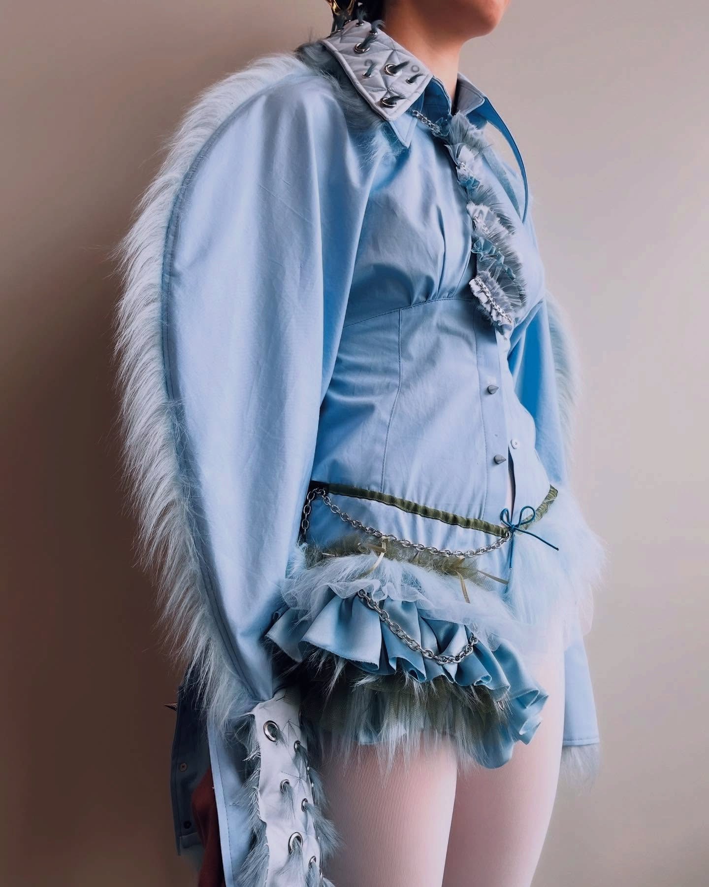 LCF 학생 디자이너 윤성아, 불안한 우아함으로 재정의하는 젠더리스 패션 — Look 2