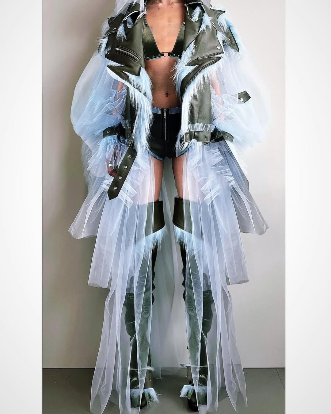 LCF 학생 디자이너 윤성아, 불안한 우아함으로 재정의하는 젠더리스 패션 — Look 4
