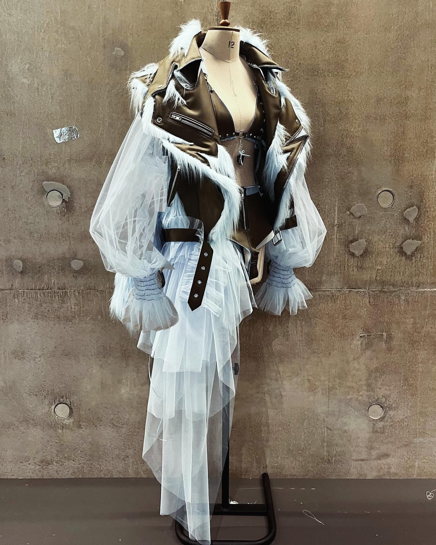 LCF 학생 디자이너 윤성아, 불안한 우아함으로 재정의하는 젠더리스 패션 — Look 5