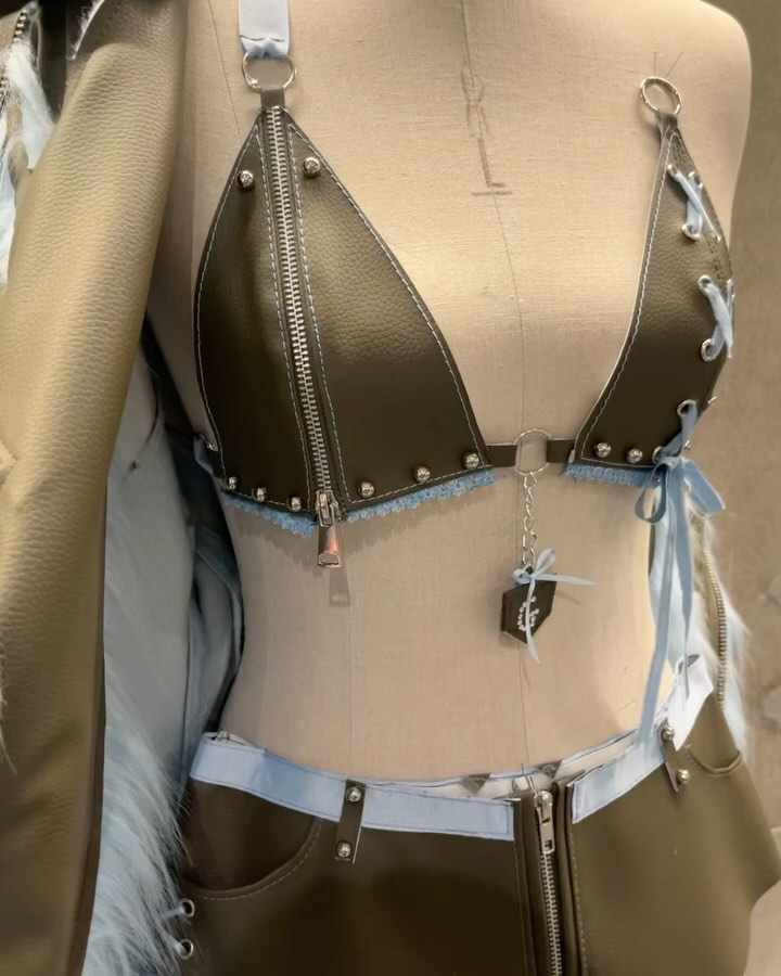 LCF 학생 디자이너 윤성아, 불안한 우아함으로 재정의하는 젠더리스 패션 — Look 6