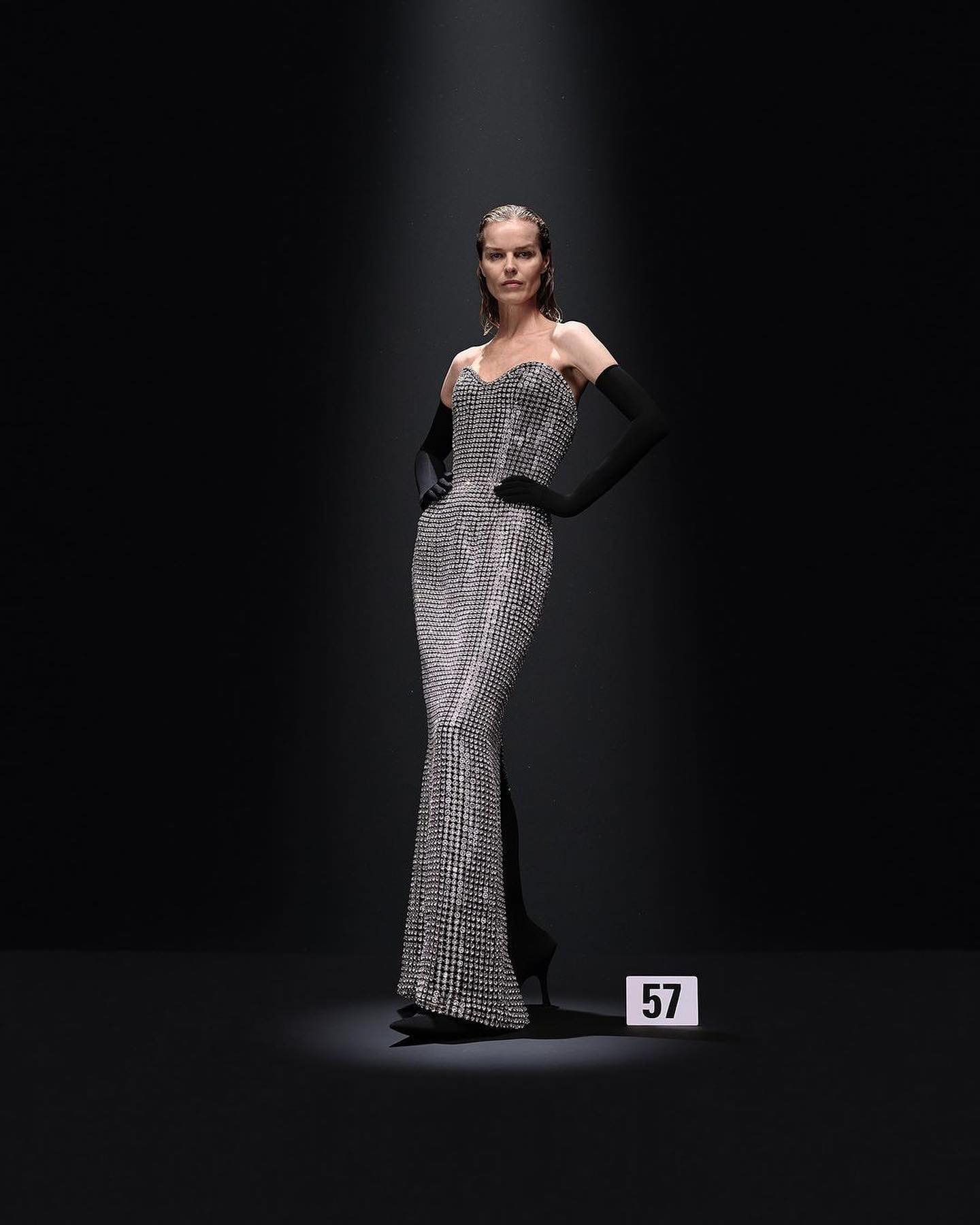 발렌시아가, 착시와 3D 레진으로 쓴 오뜨 쿠튀르의 새로운 정의 — Look 3