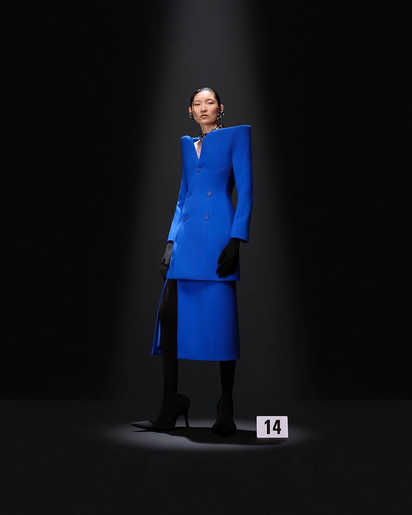 발렌시아가, 착시와 3D 레진으로 쓴 오뜨 쿠튀르의 새로운 정의 — Look 4