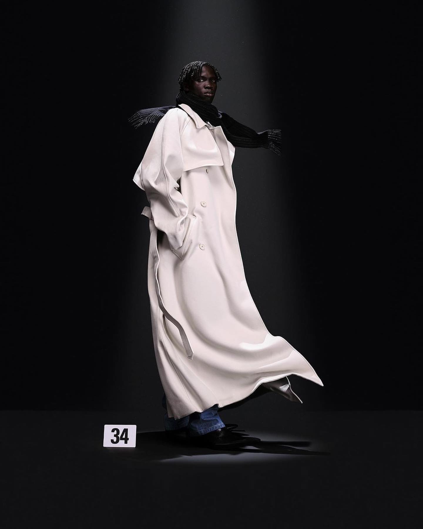 발렌시아가, 착시와 3D 레진으로 쓴 오뜨 쿠튀르의 새로운 정의 — Look 6
