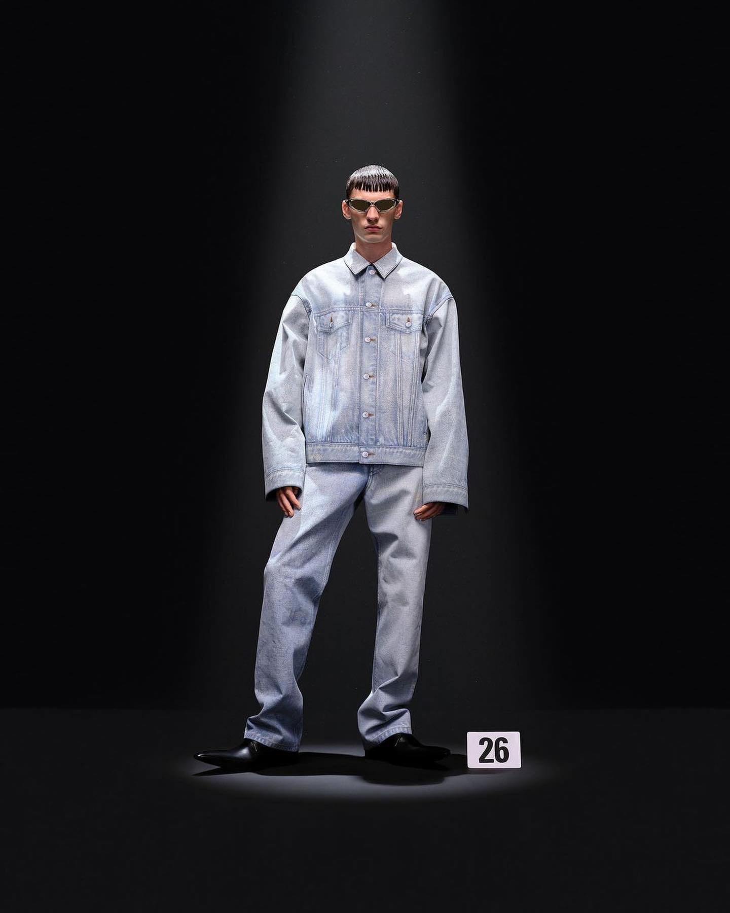 발렌시아가, 착시와 3D 레진으로 쓴 오뜨 쿠튀르의 새로운 정의 — Look 8