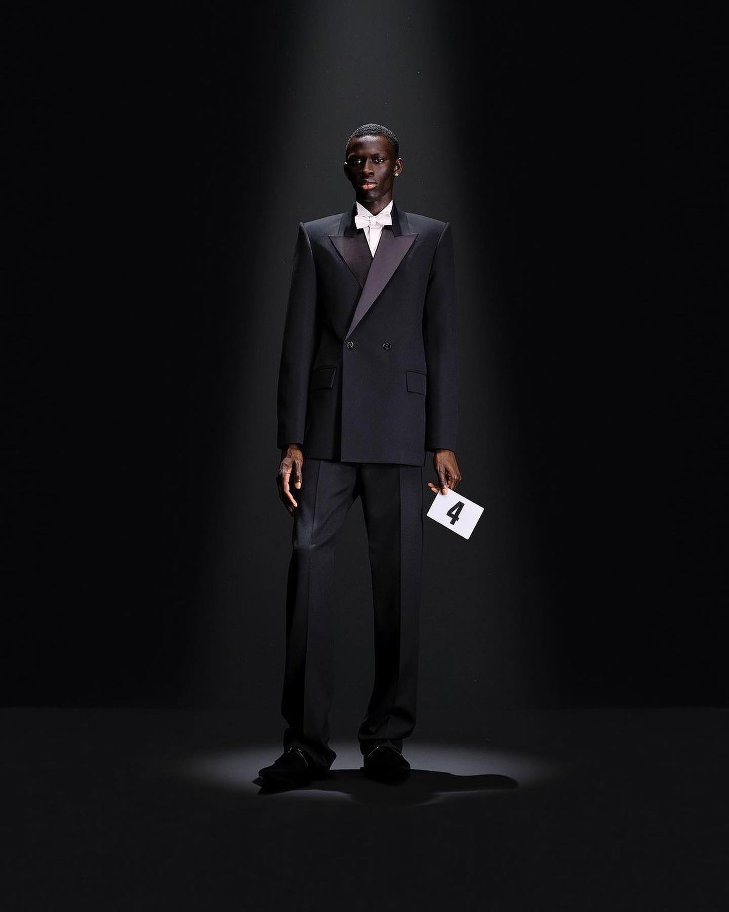 발렌시아가, 착시와 3D 레진으로 쓴 오뜨 쿠튀르의 새로운 정의 — Look 9