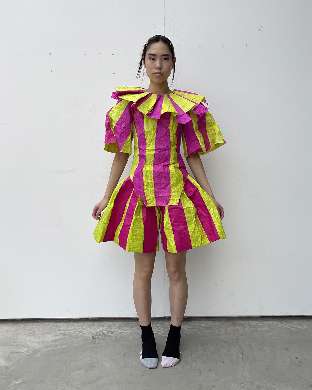종이로 만든 드레스, 바람에 날리는 연처럼 — Look 5