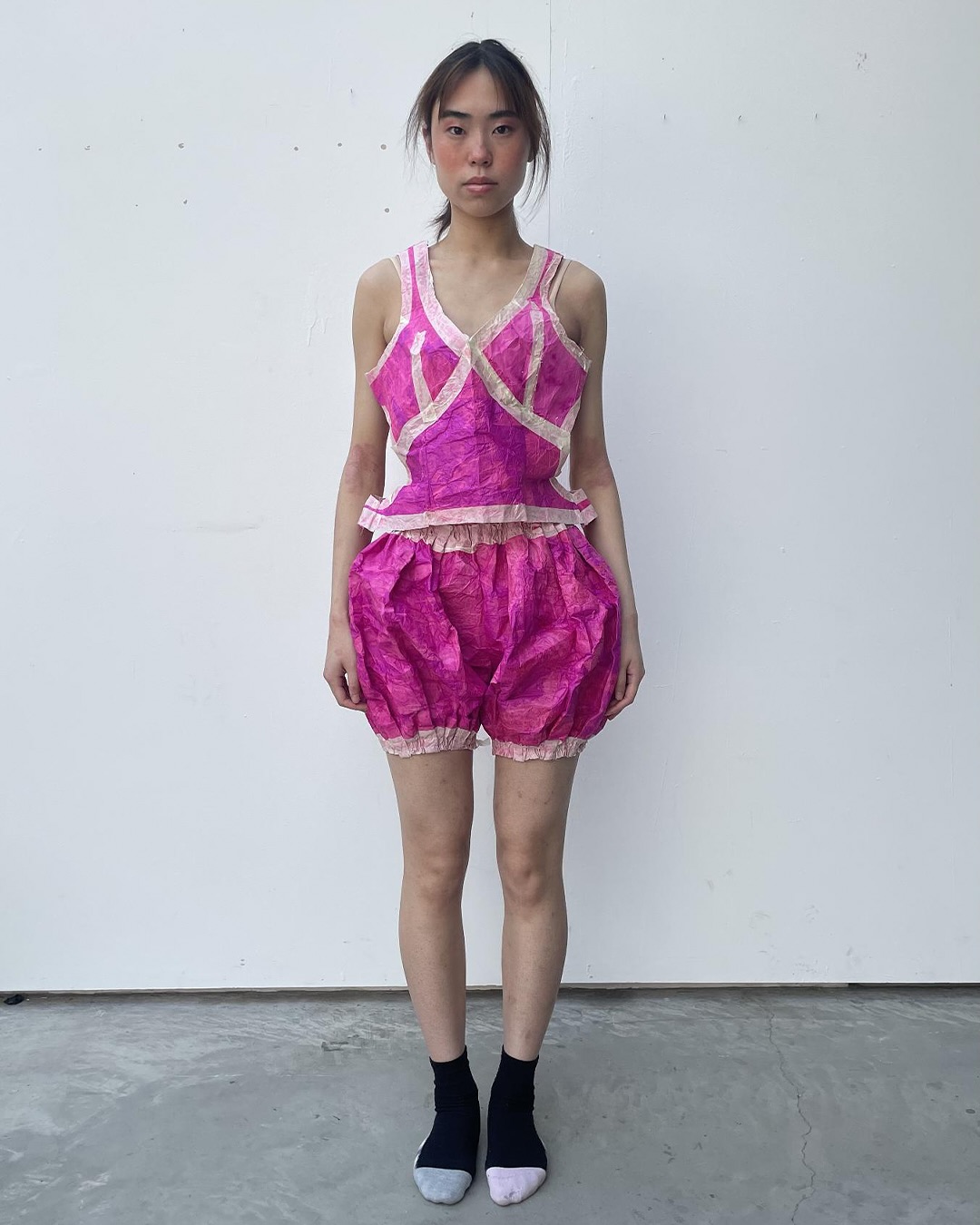 종이로 만든 드레스, 바람에 날리는 연처럼 — Look 8
