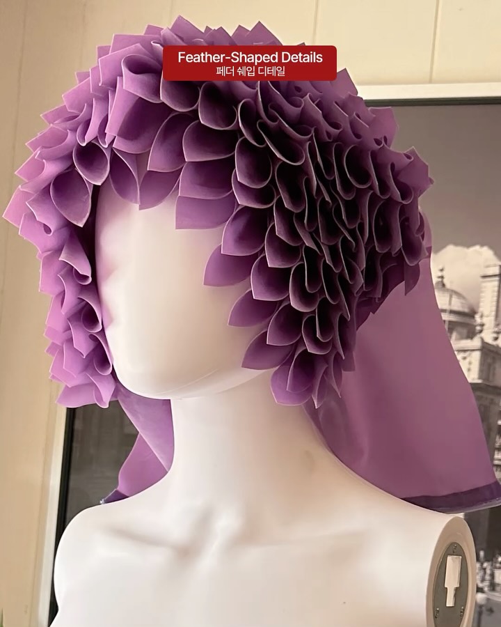 라텍스에 꽂힌 러플과 꽃, 관능은 여기 없다 — latex, Look 6