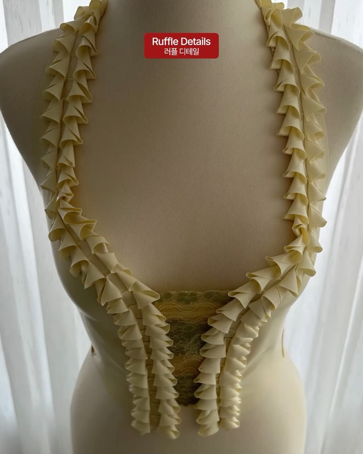 라텍스에 꽂힌 러플과 꽃, 관능은 여기 없다 — latex, Look 8