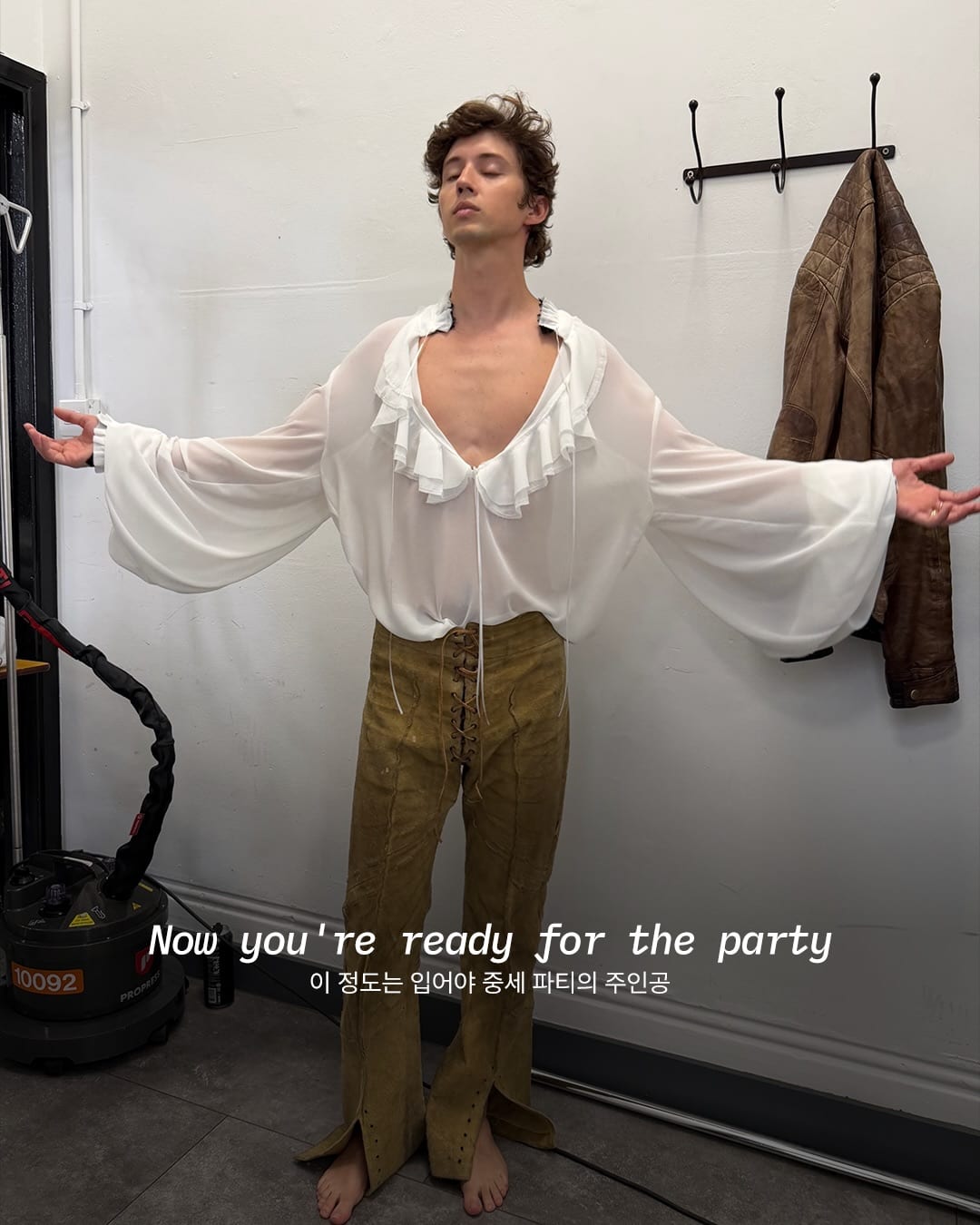 모자 없이는 파티도 없다 — troye sivan, Look 8