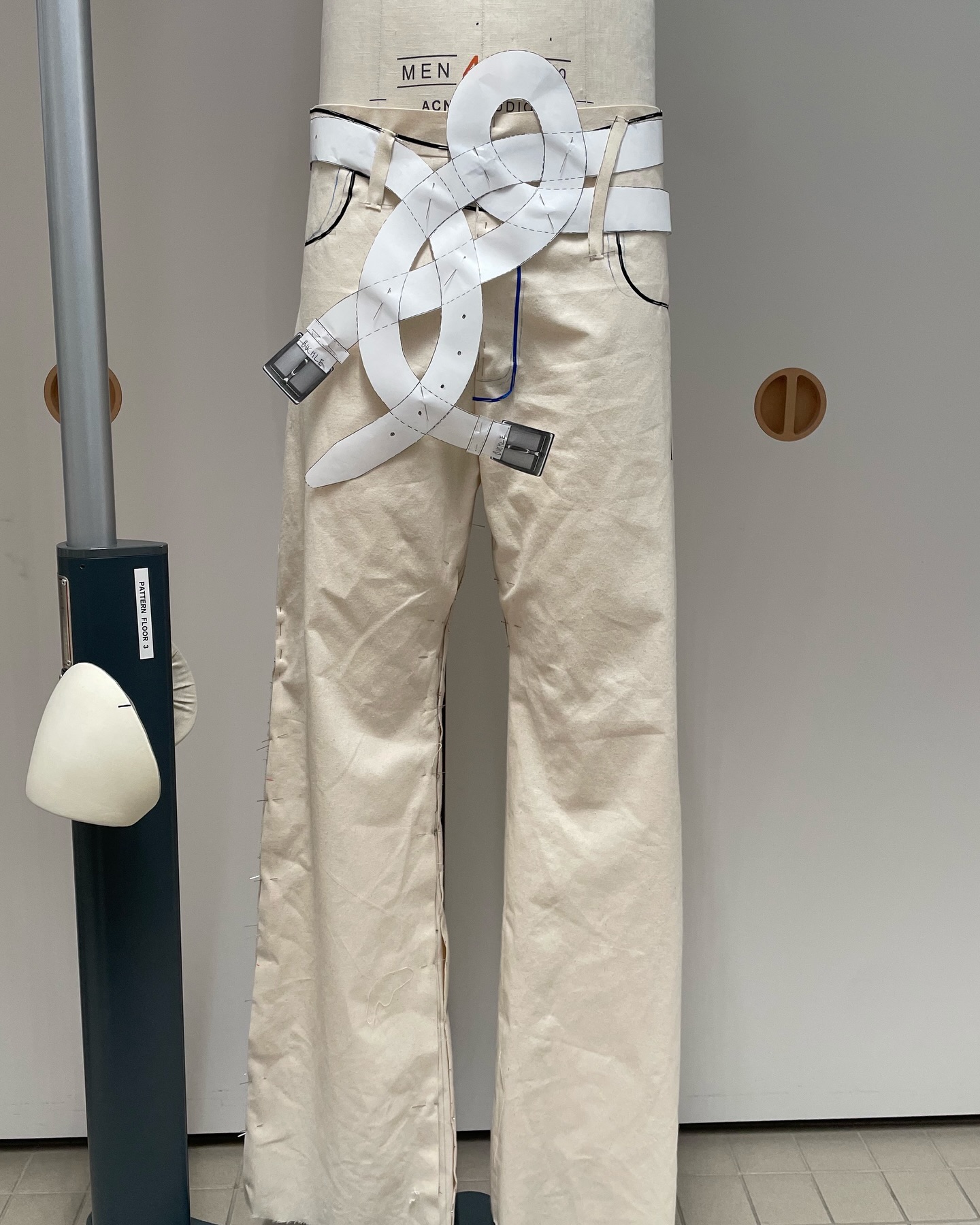 꼬임과 곡선으로 옷의 구조를 다시 쓰는 디자이너, 돌레브 엘론 — Look 3