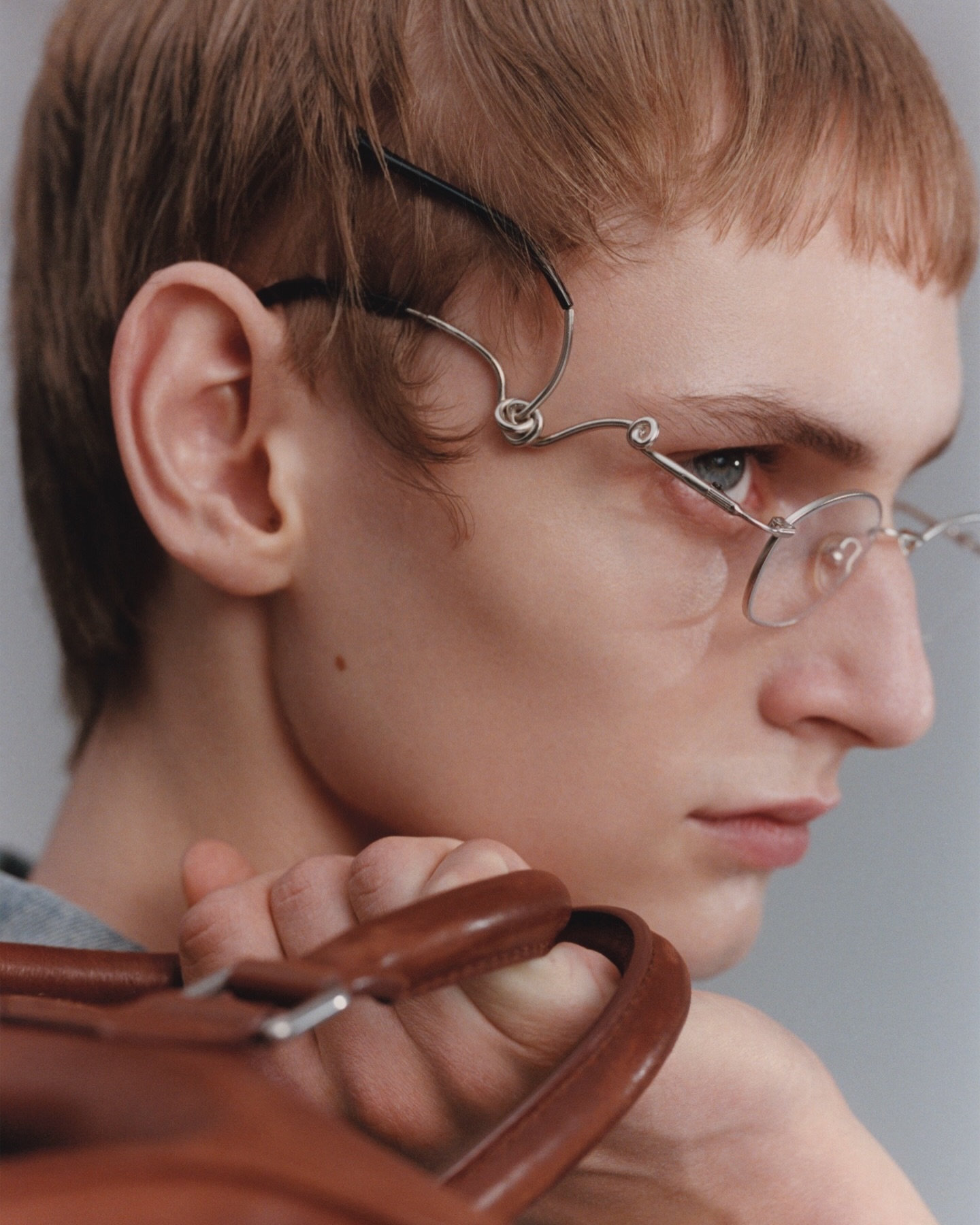 꼬임과 곡선으로 옷의 구조를 다시 쓰는 디자이너, 돌레브 엘론 — Look 5