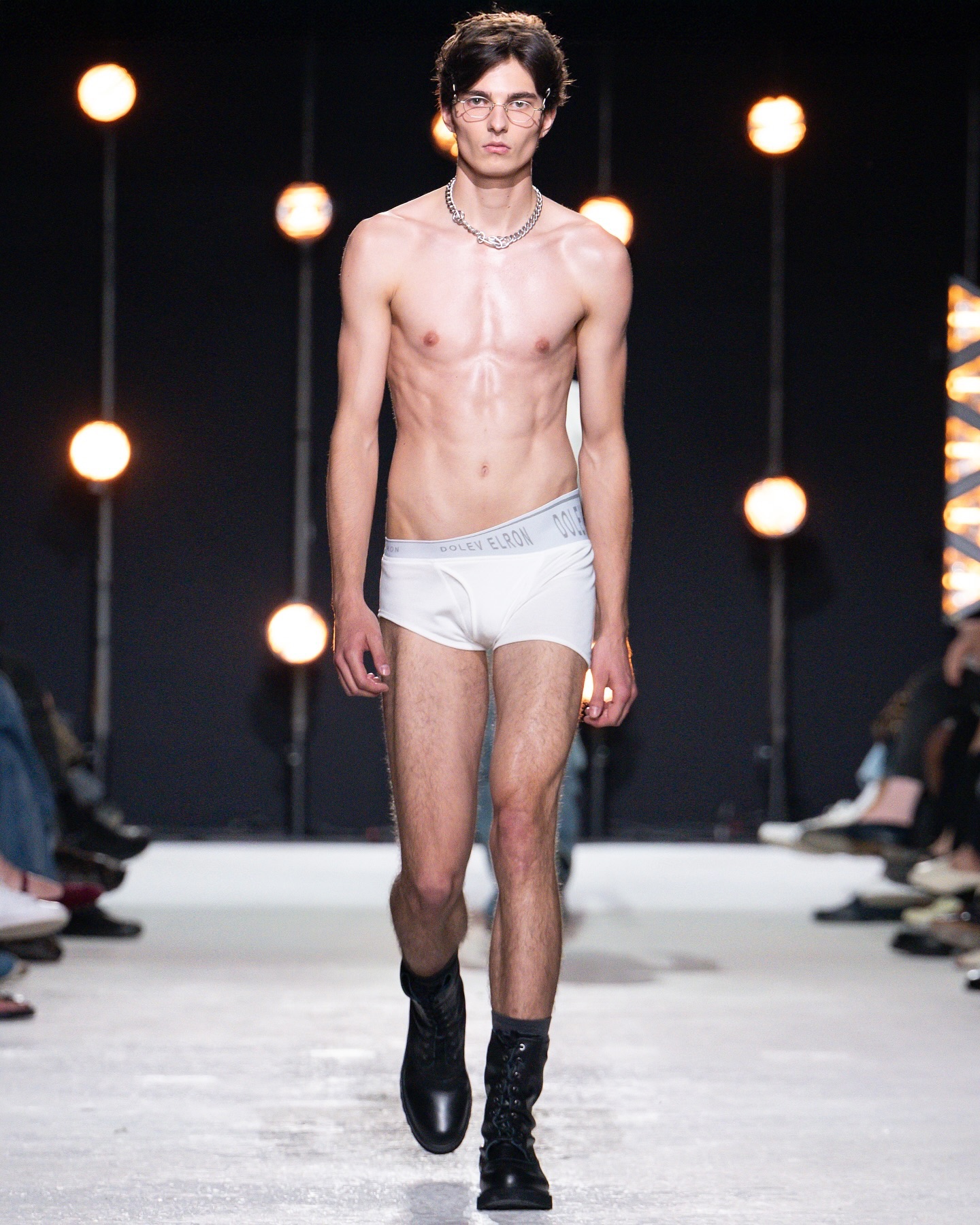 꼬임과 곡선으로 옷의 구조를 다시 쓰는 디자이너, 돌레브 엘론 — Look 6