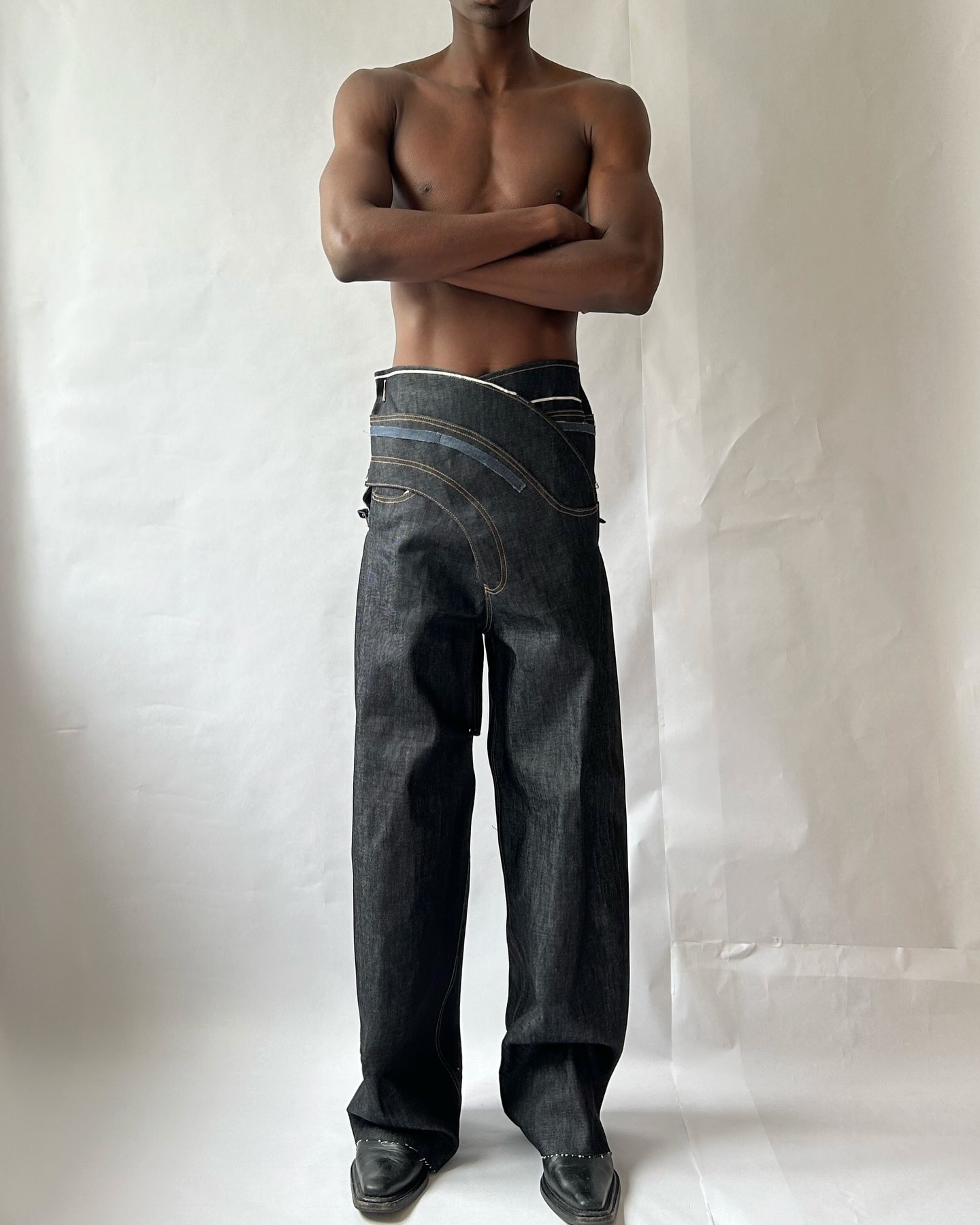 꼬임과 곡선으로 옷의 구조를 다시 쓰는 디자이너, 돌레브 엘론 — Look 8