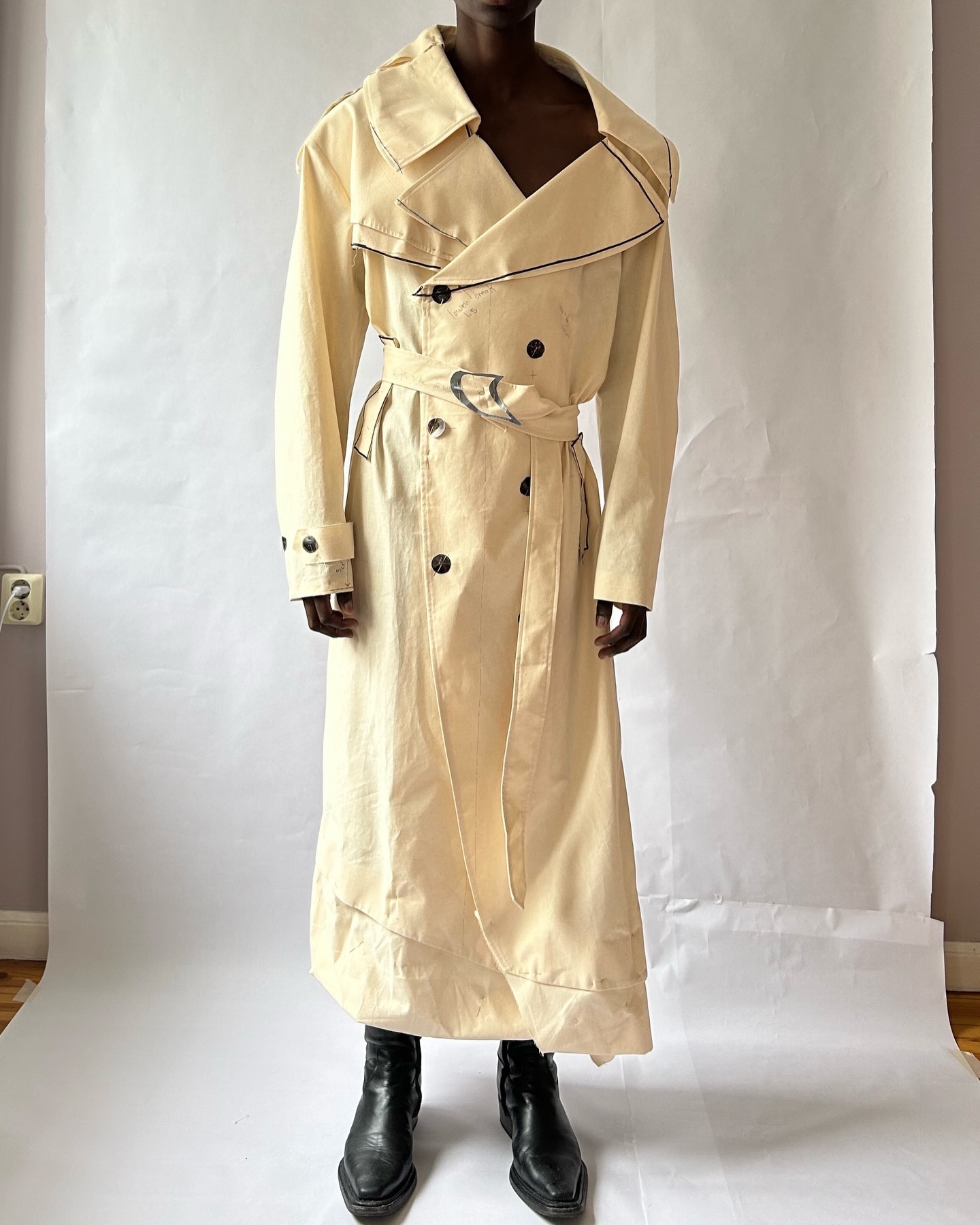 꼬임과 곡선으로 옷의 구조를 다시 쓰는 디자이너, 돌레브 엘론 — Look 9