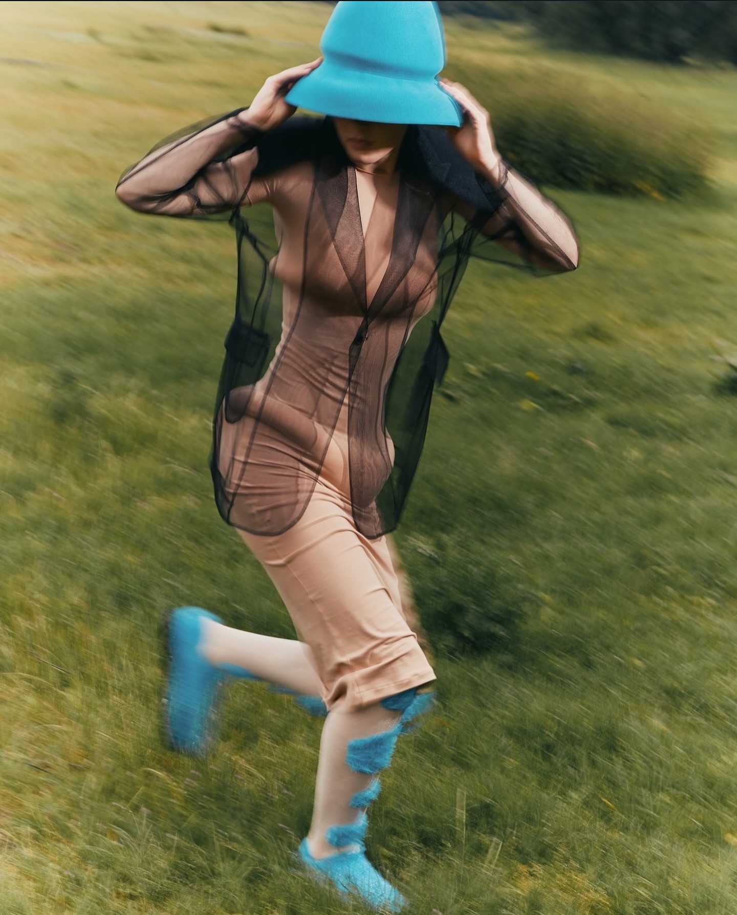 진니 송의 크로셰 컬렉션 'Mother's Milk' — Look 2