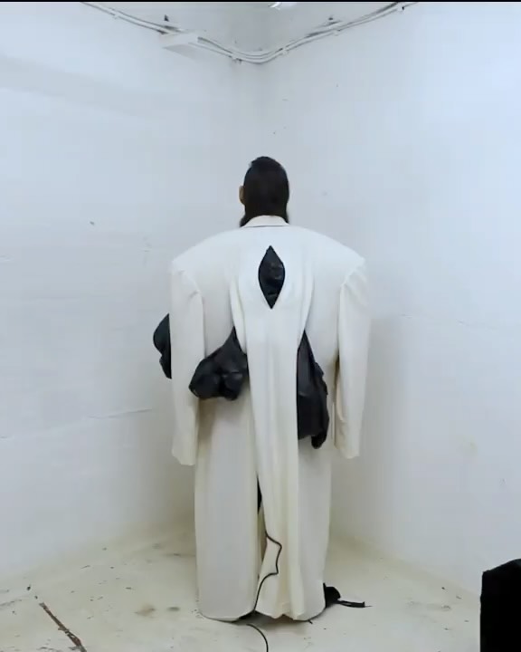 풍선 패션으로 릭 오웬스와 나란히 선 스트레이투케이 — Look 7