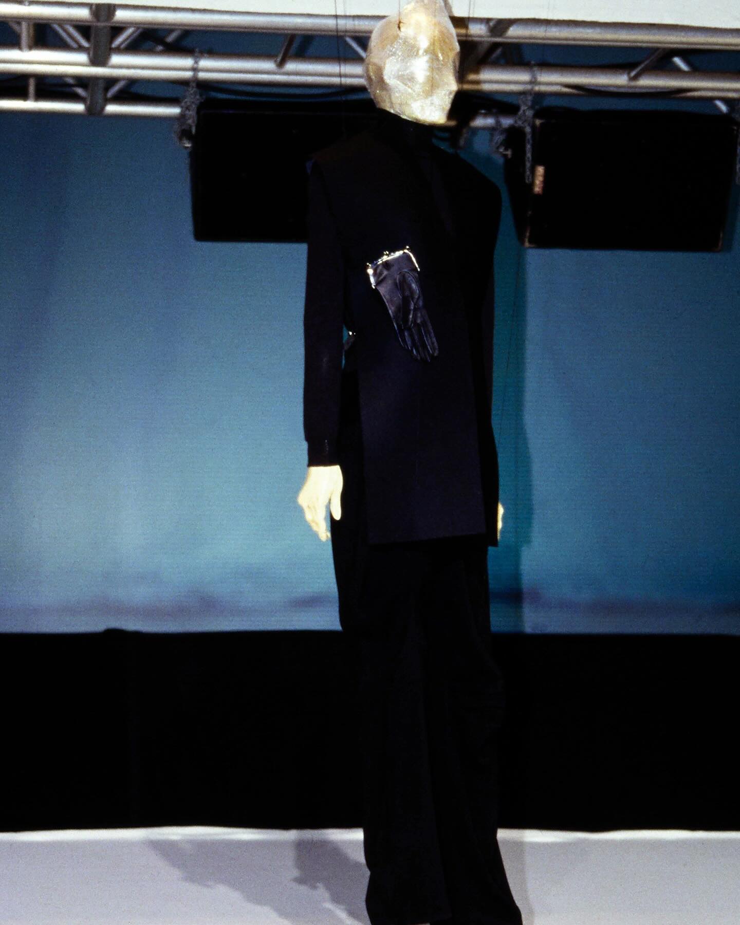 메종 마르지엘라 1998 FW 컬렉션, 비닐로 감싼 해체주의 실험 — Look 4