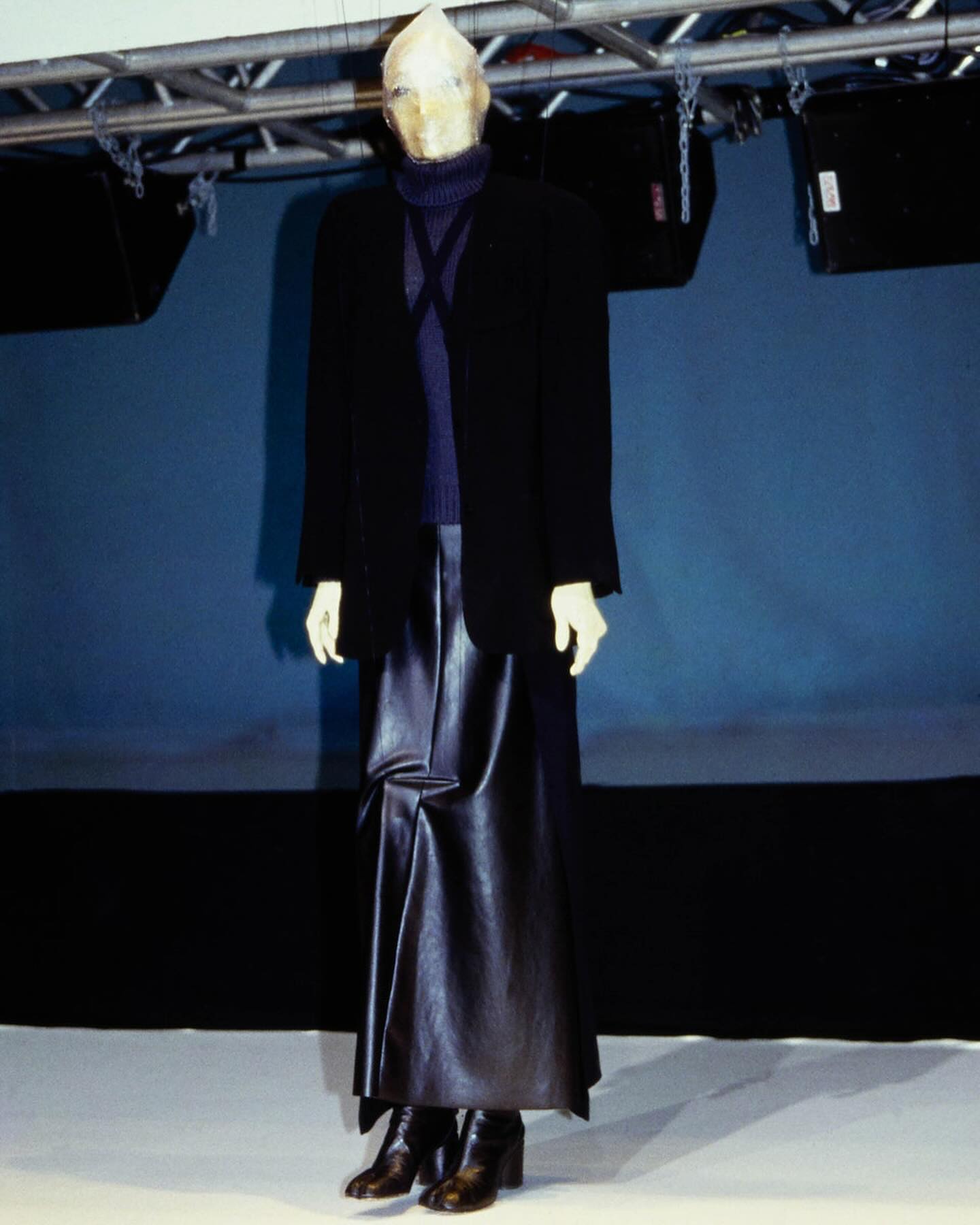 메종 마르지엘라 1998 FW 컬렉션, 비닐로 감싼 해체주의 실험 — Look 5