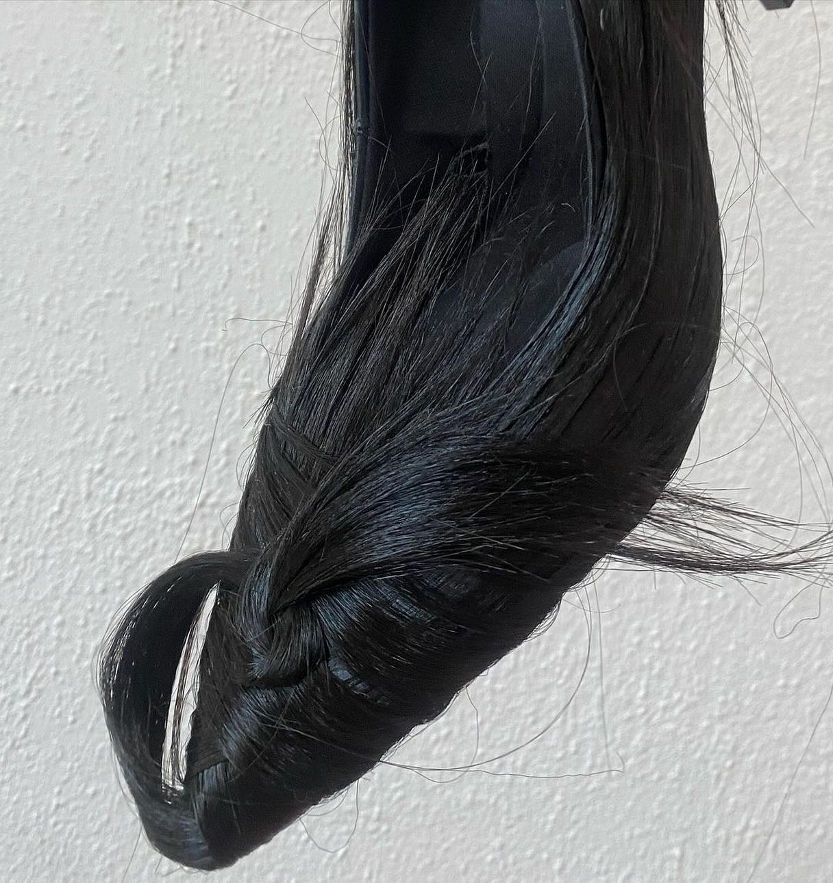 머리카락으로 만든 슈즈, 패션의 경계를 허물다 — Look 4