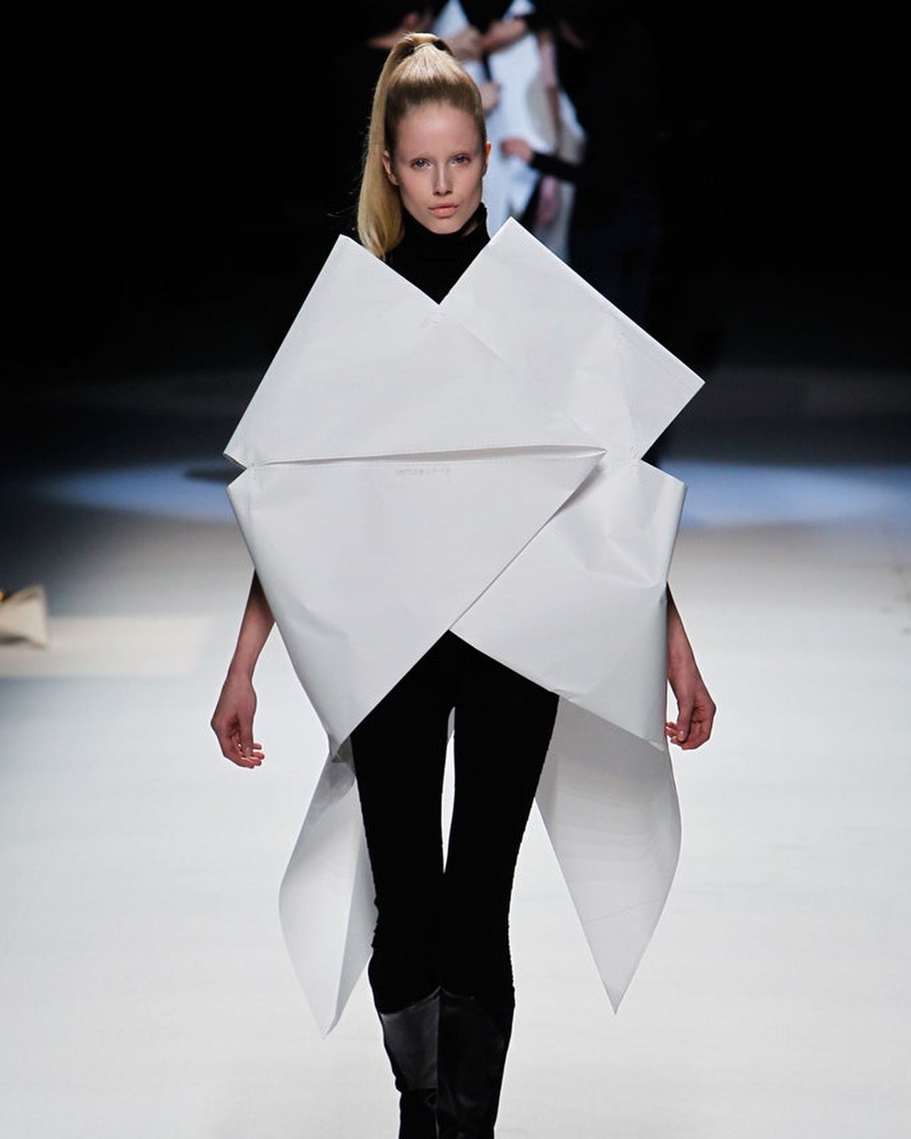 이세이 미야케 2011 F/W, 오리가미 테크놀로지의 정수 — Look 2