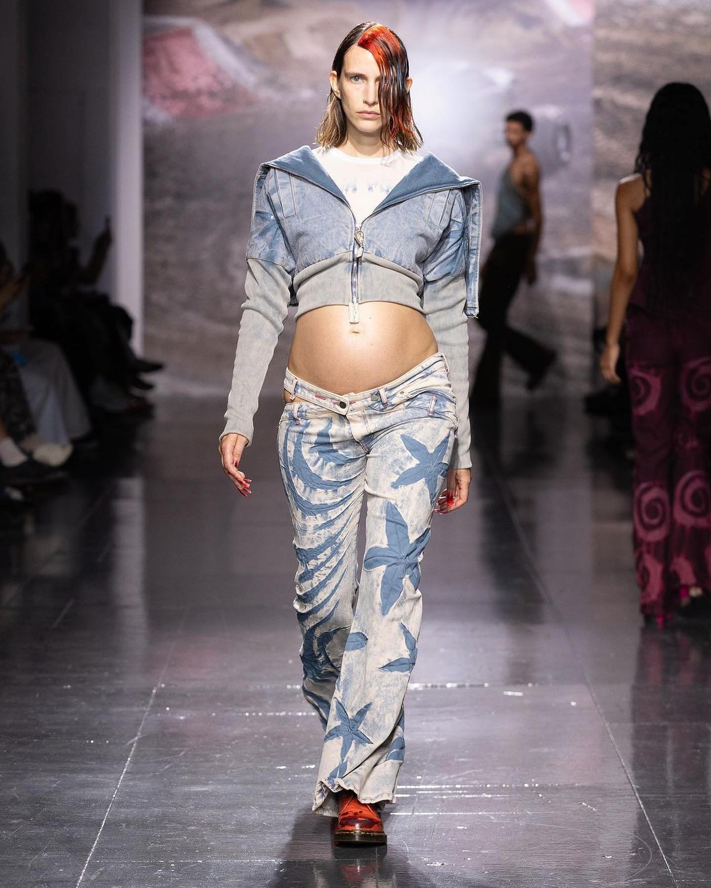 마샤 포포바, 데님을 회오리로 재탄생시키다 — Look 2