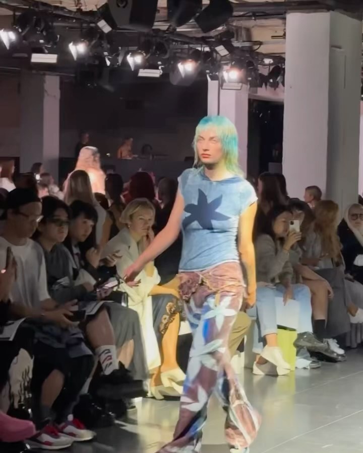 마샤 포포바, 데님을 회오리로 재탄생시키다 — Look 3