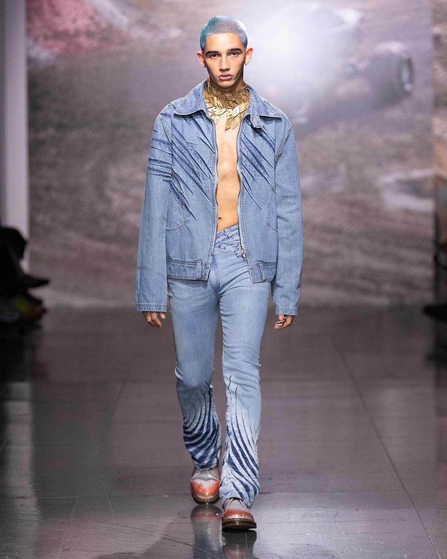 마샤 포포바, 데님을 회오리로 재탄생시키다 — Look 5