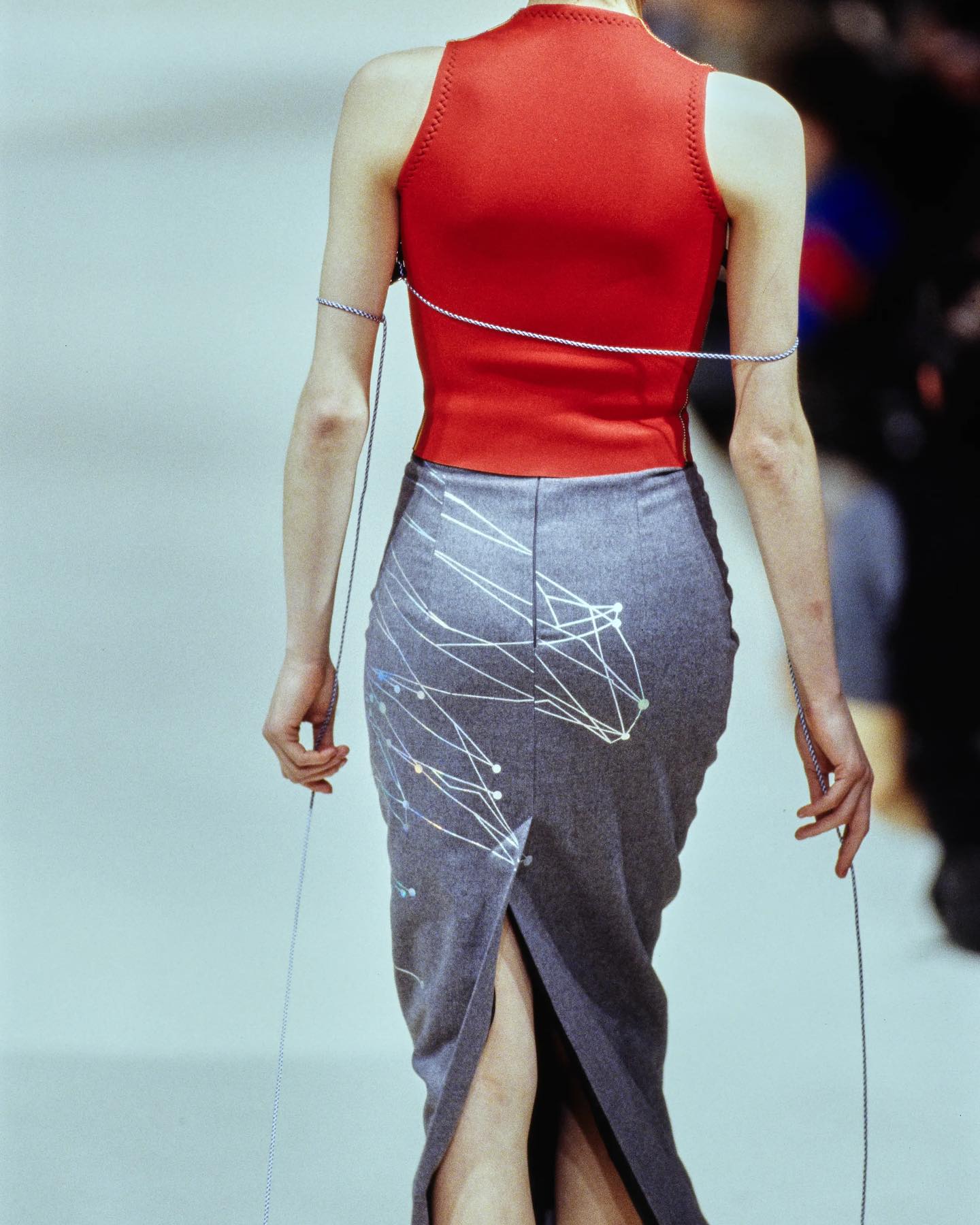 후세인 샬라얀의 나무 코르셋, 90년대 냉랭한 사회상을 담다 — Look 3