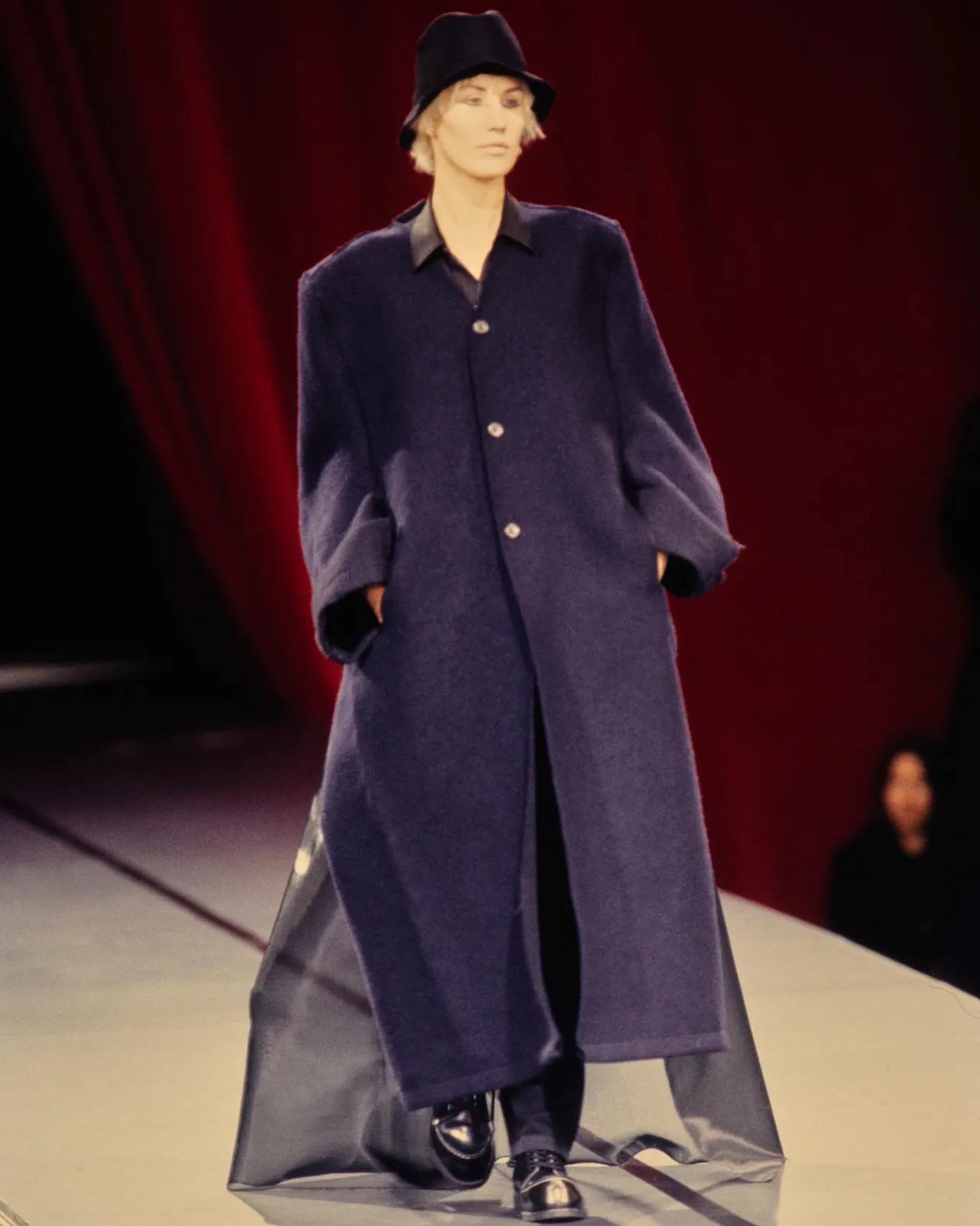 후세인 샬라얀의 나무 코르셋, 90년대 냉랭한 사회상을 담다 — Look 5