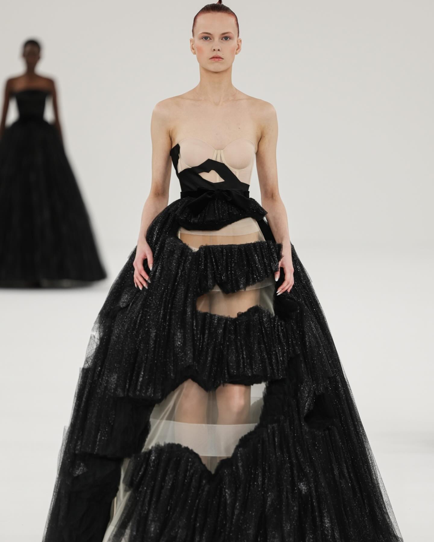 빅토르 앤 롤프, 흑과 백의 레이어드 오트 쿠튀르 — Look 3